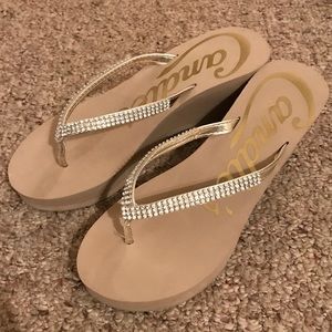 Candie’s foam wedges